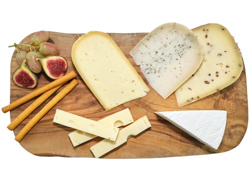Verschiedene Käsesorten, angerichtet auf einer Olivenholzplatte
